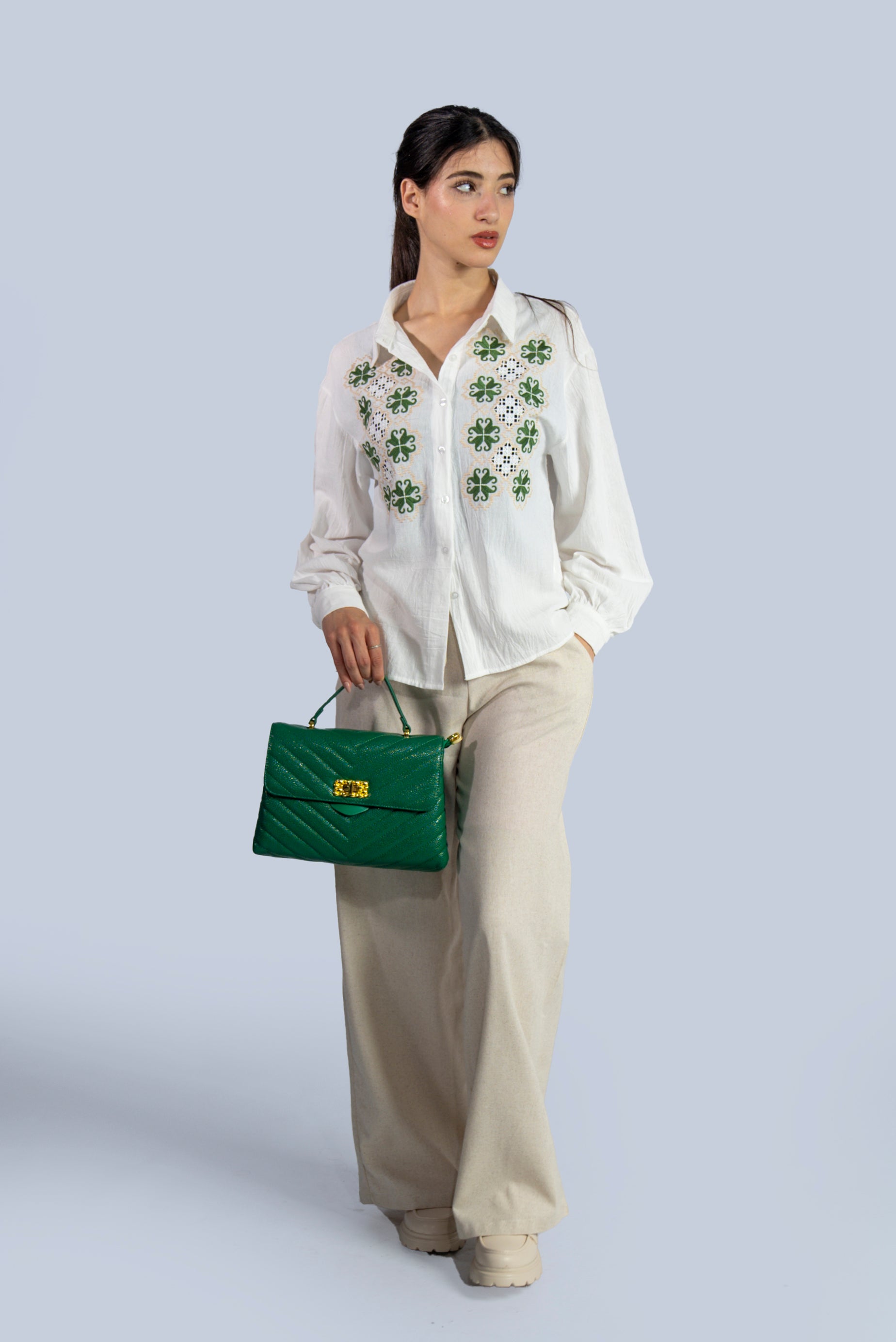Chemise blanche avec broderie florale