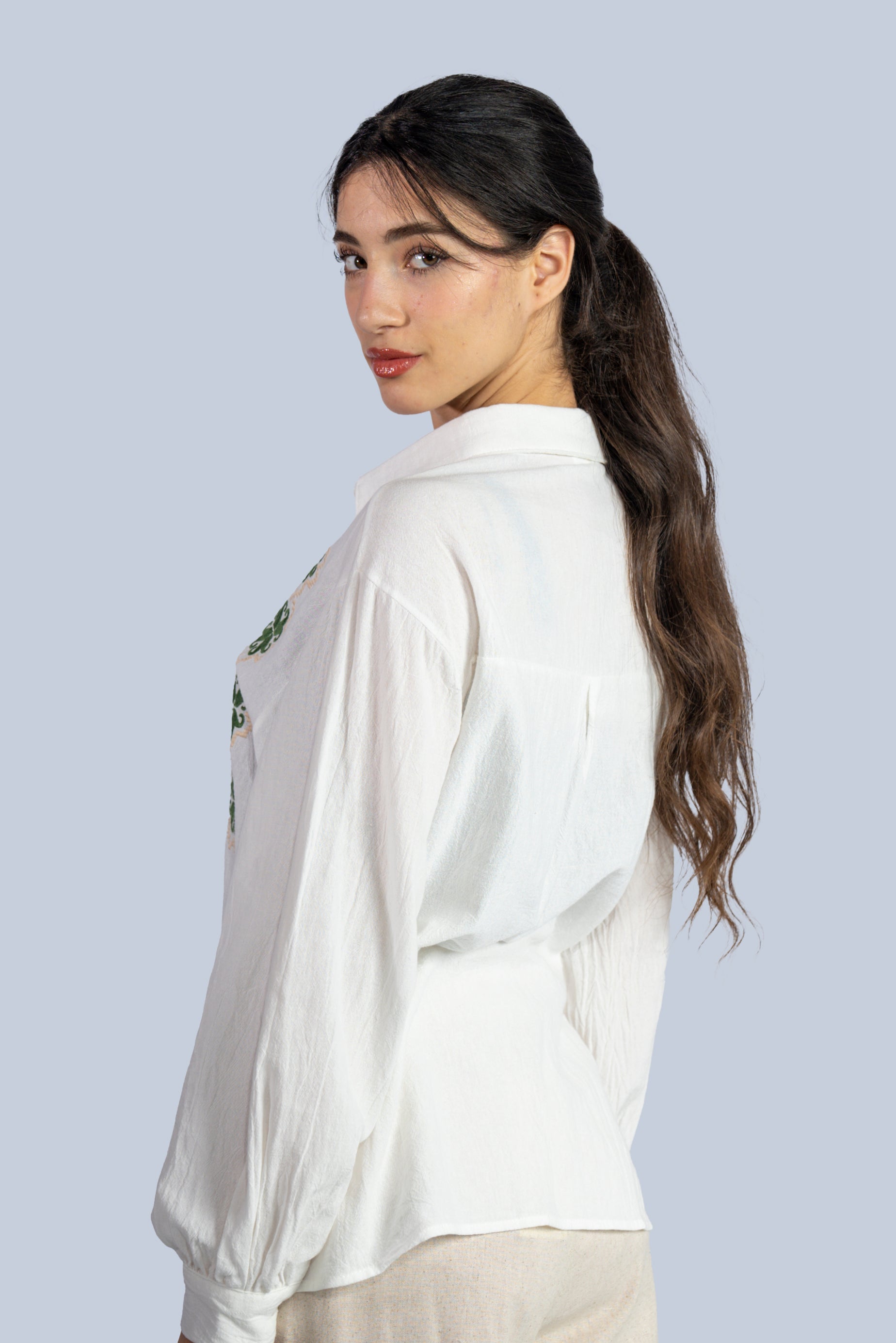 Chemise blanche avec broderie florale