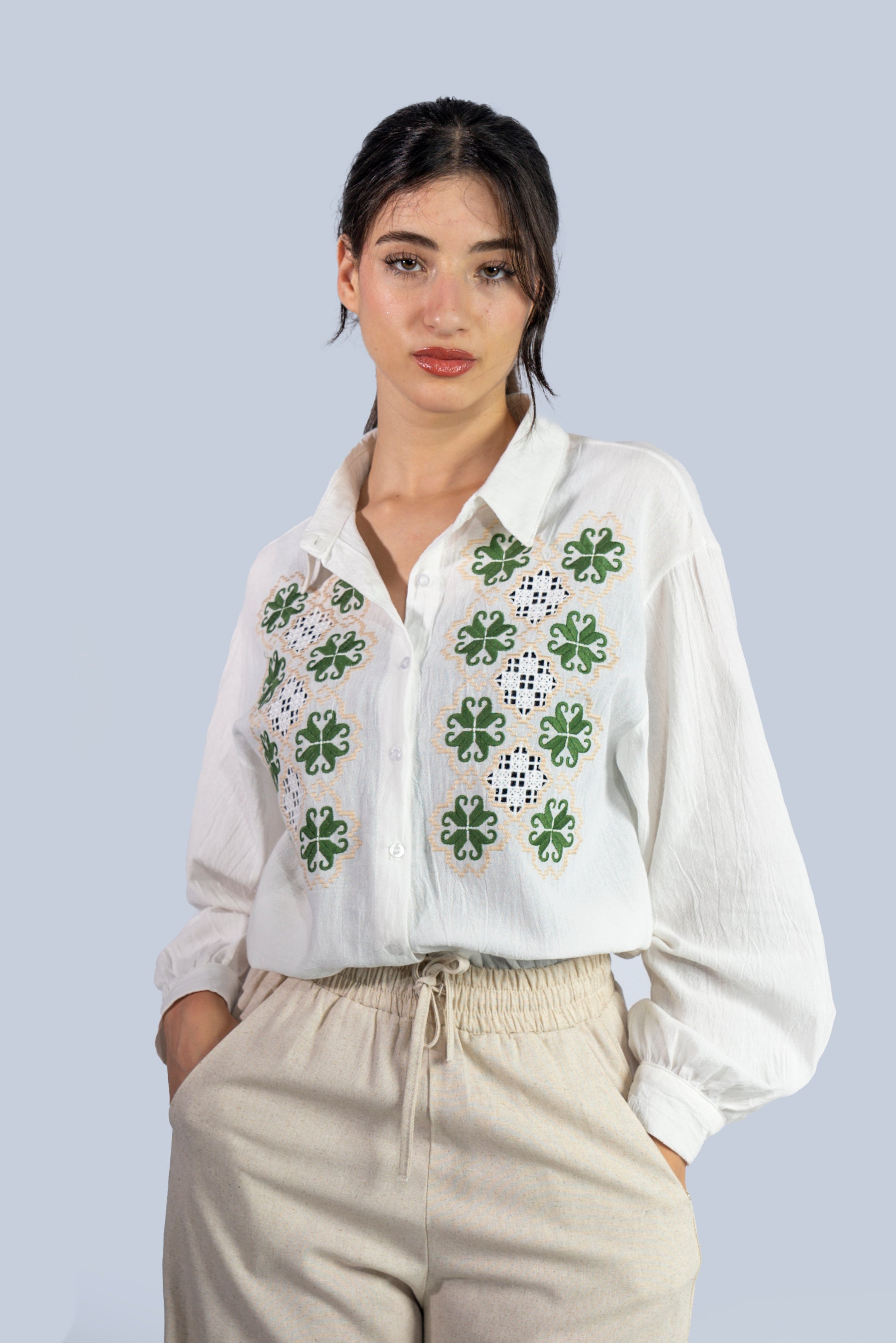 Chemise blanche avec broderie florale