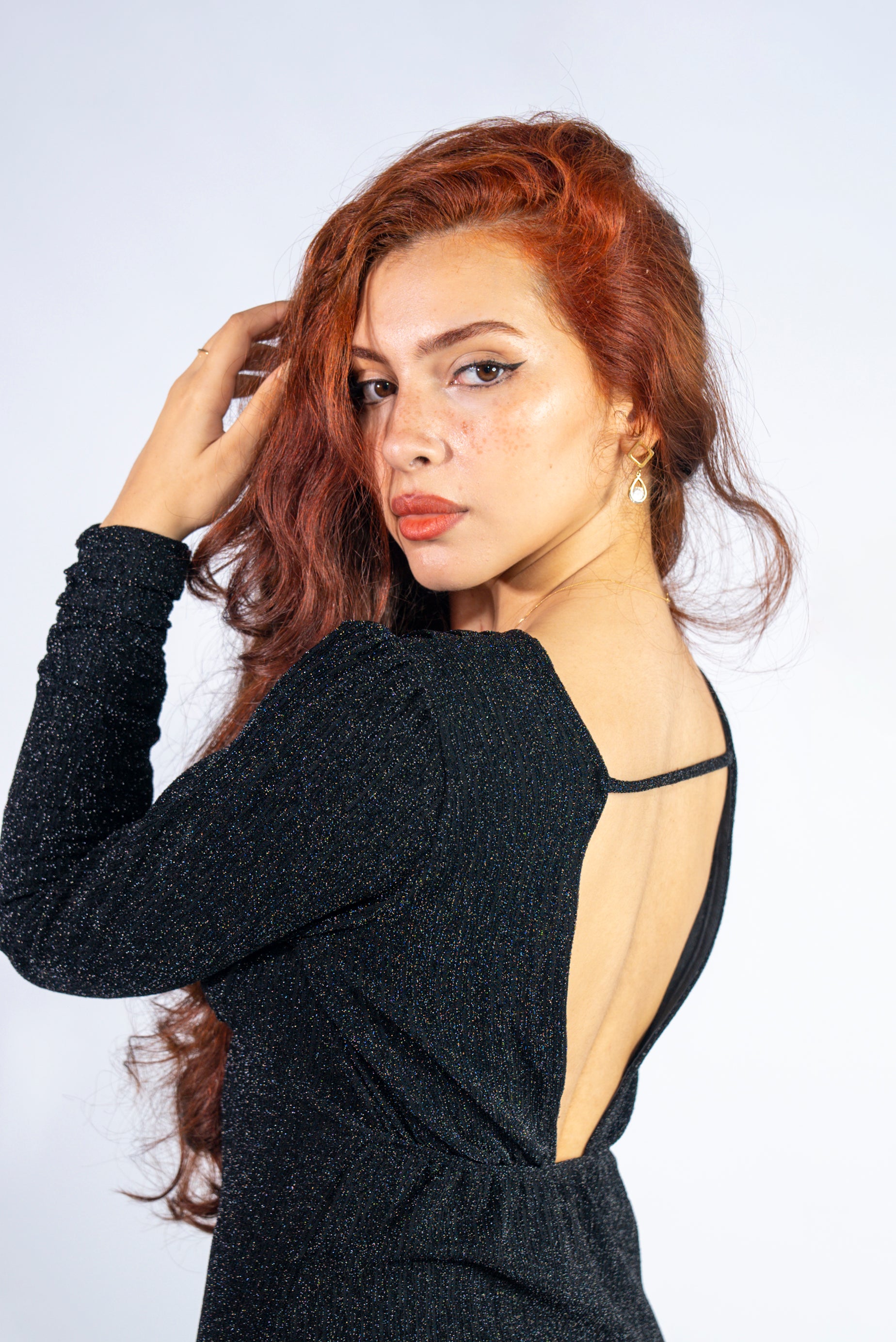 robe noire scintillante à manches longues