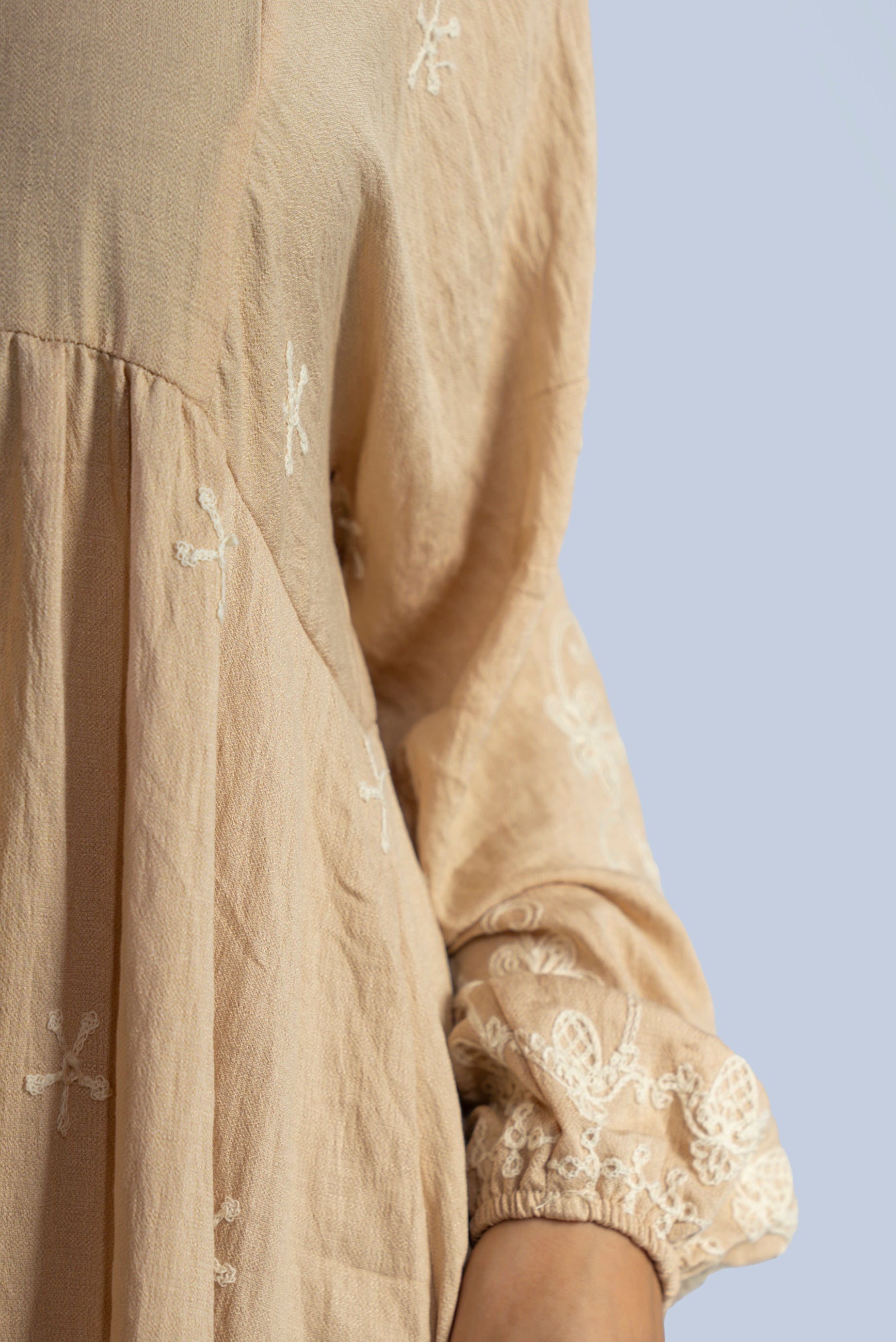 Robe longue avec broderie florale