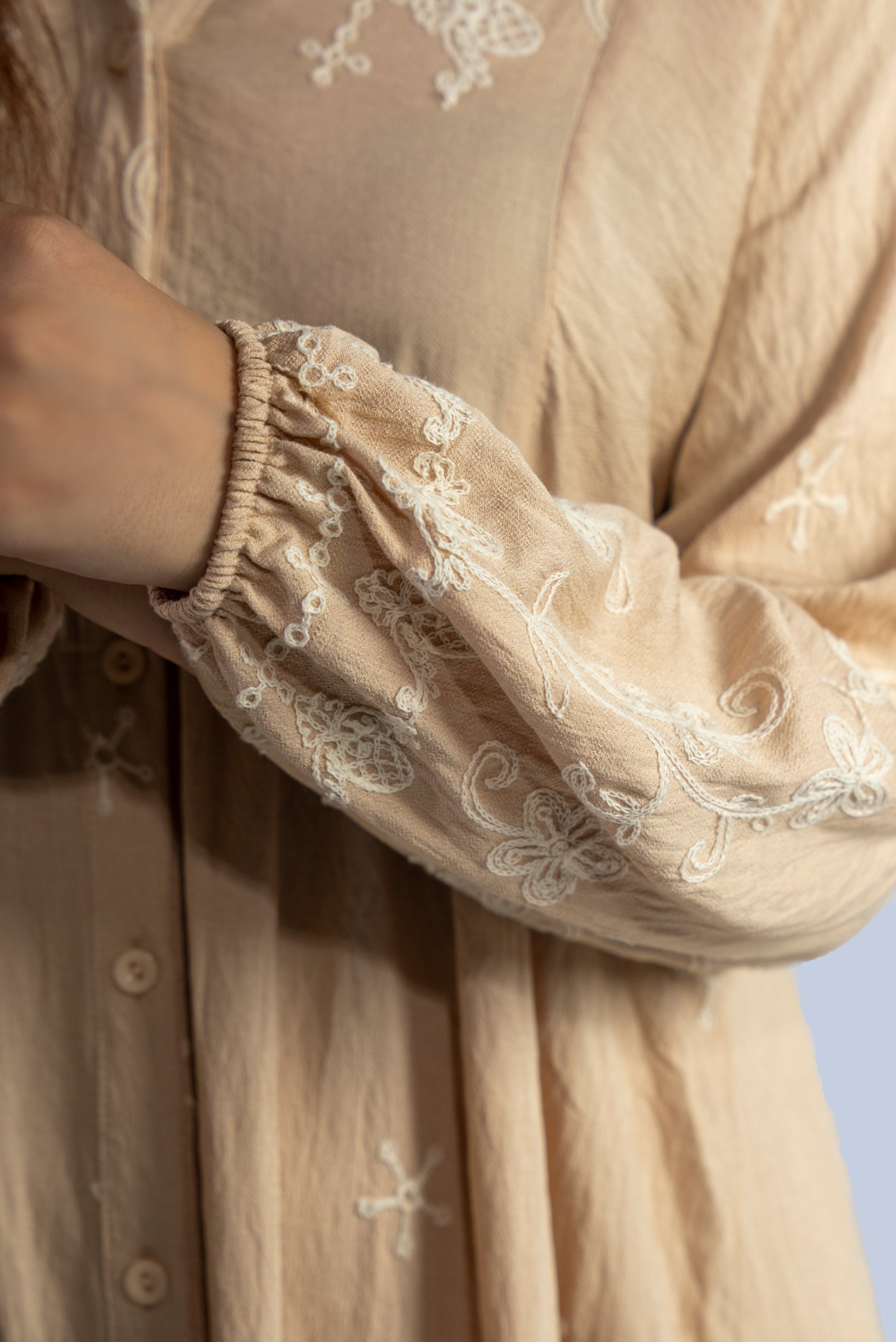 Robe longue avec broderie florale