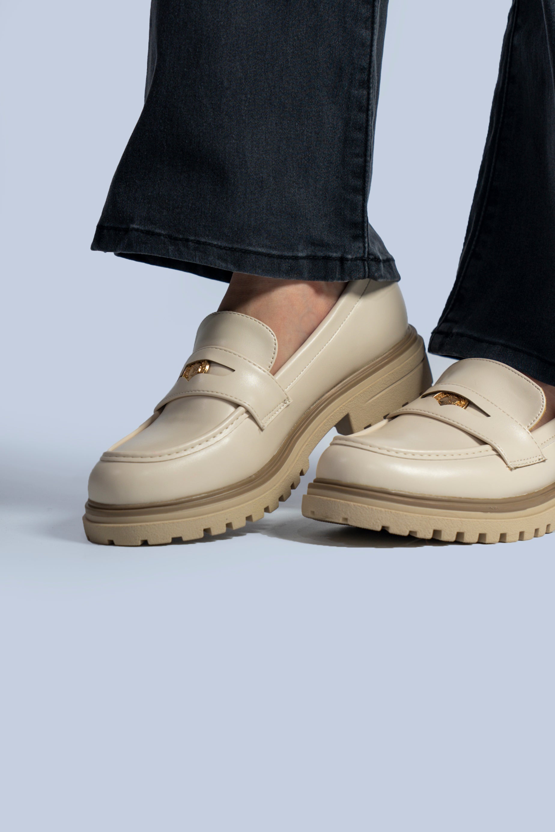 mocassin avec détail métallique doré