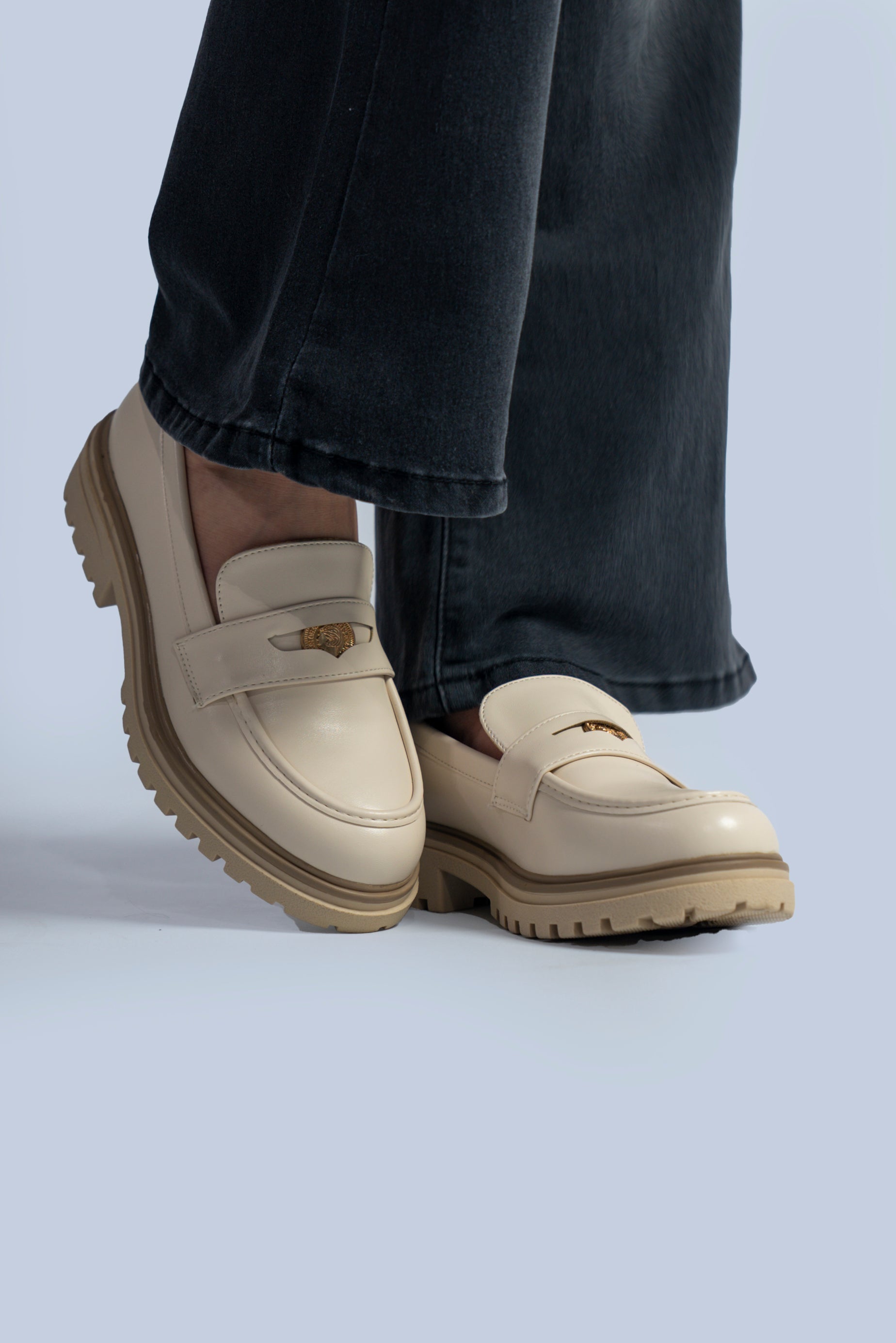 mocassin avec détail métallique doré