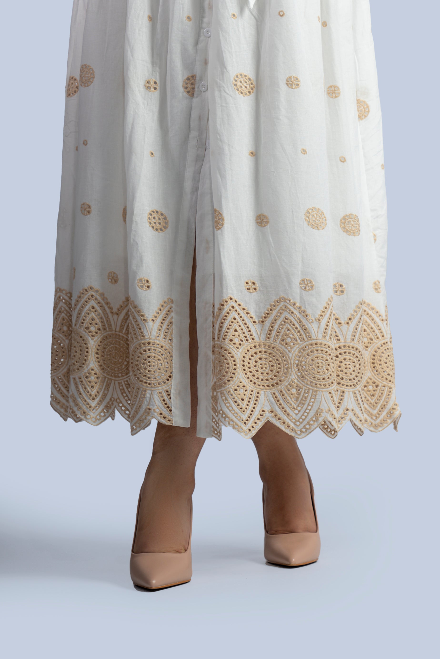 Robe blanche boutonnée