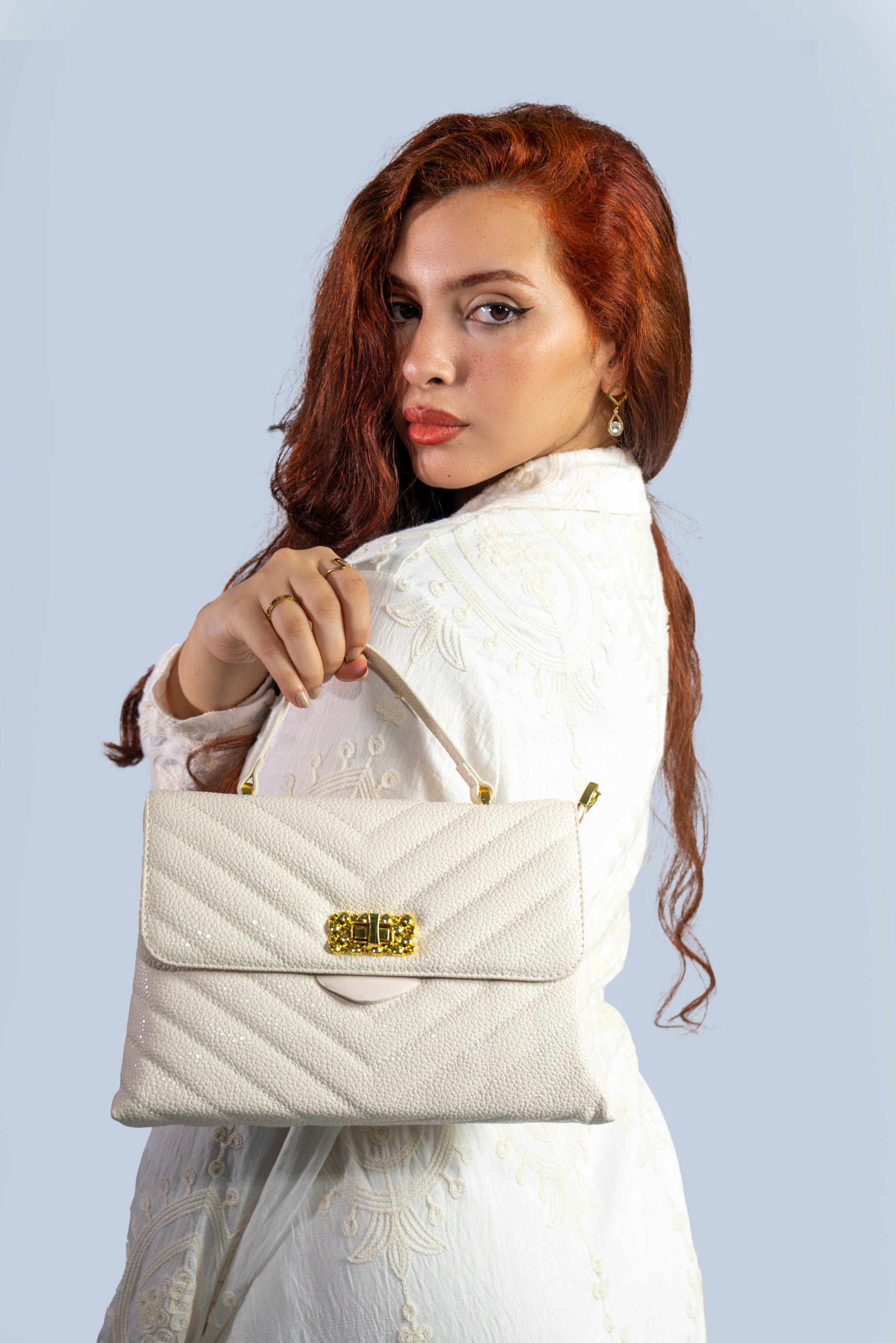 Sac souple avec rabat et boucle brillante