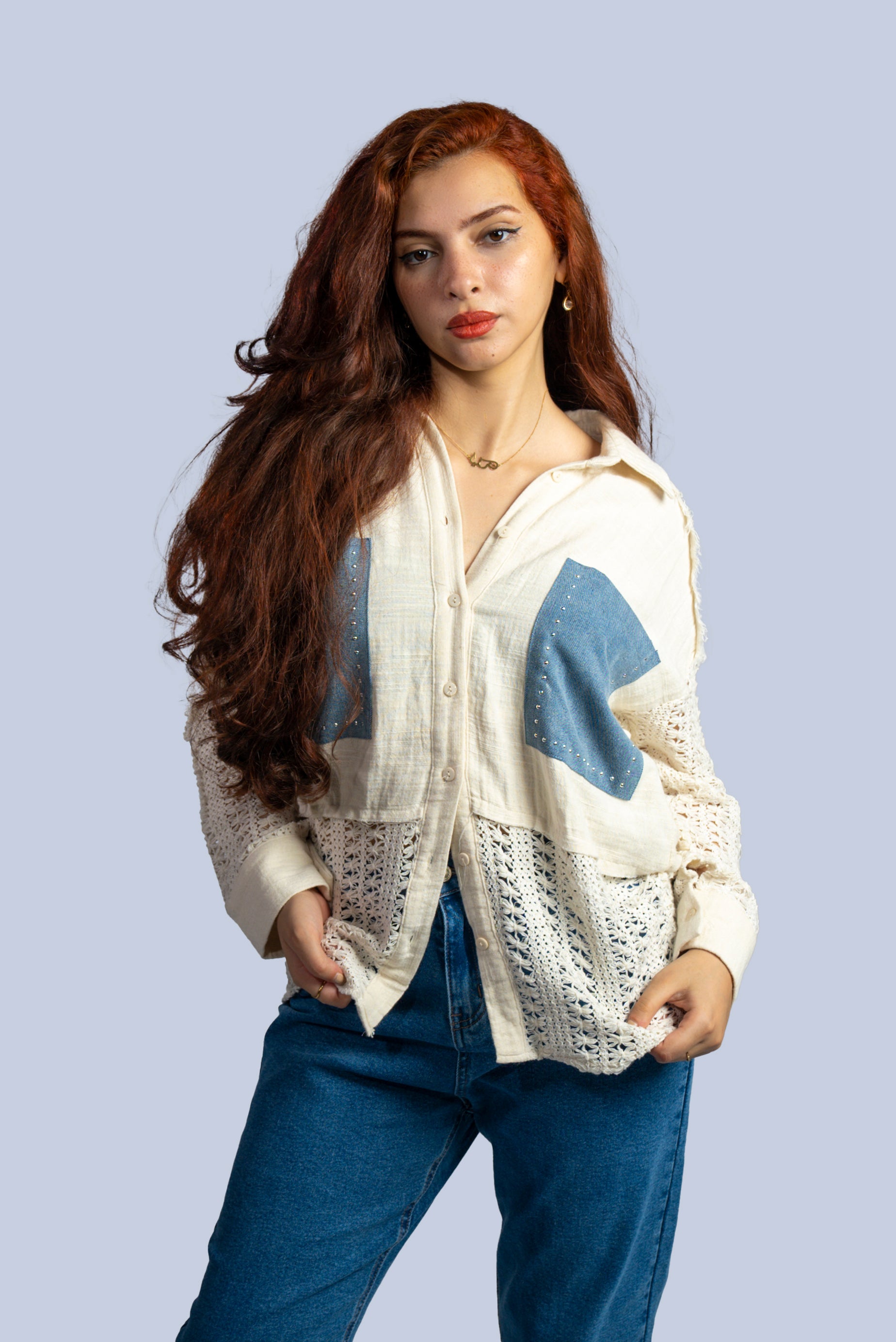 Chemise crème avec poches en jean clair et détails ajourés