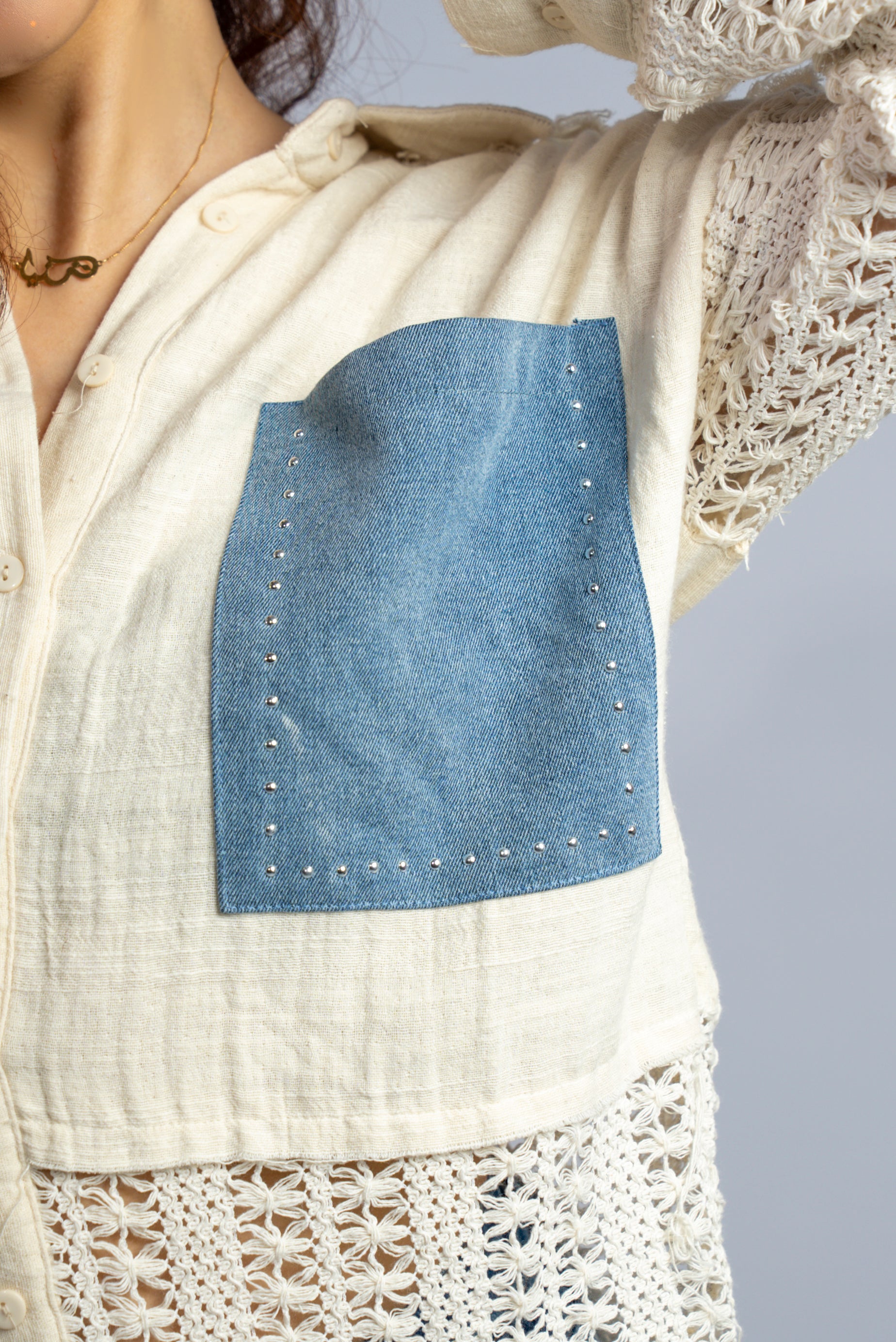 Chemise crème avec poches en jean clair et détails ajourés