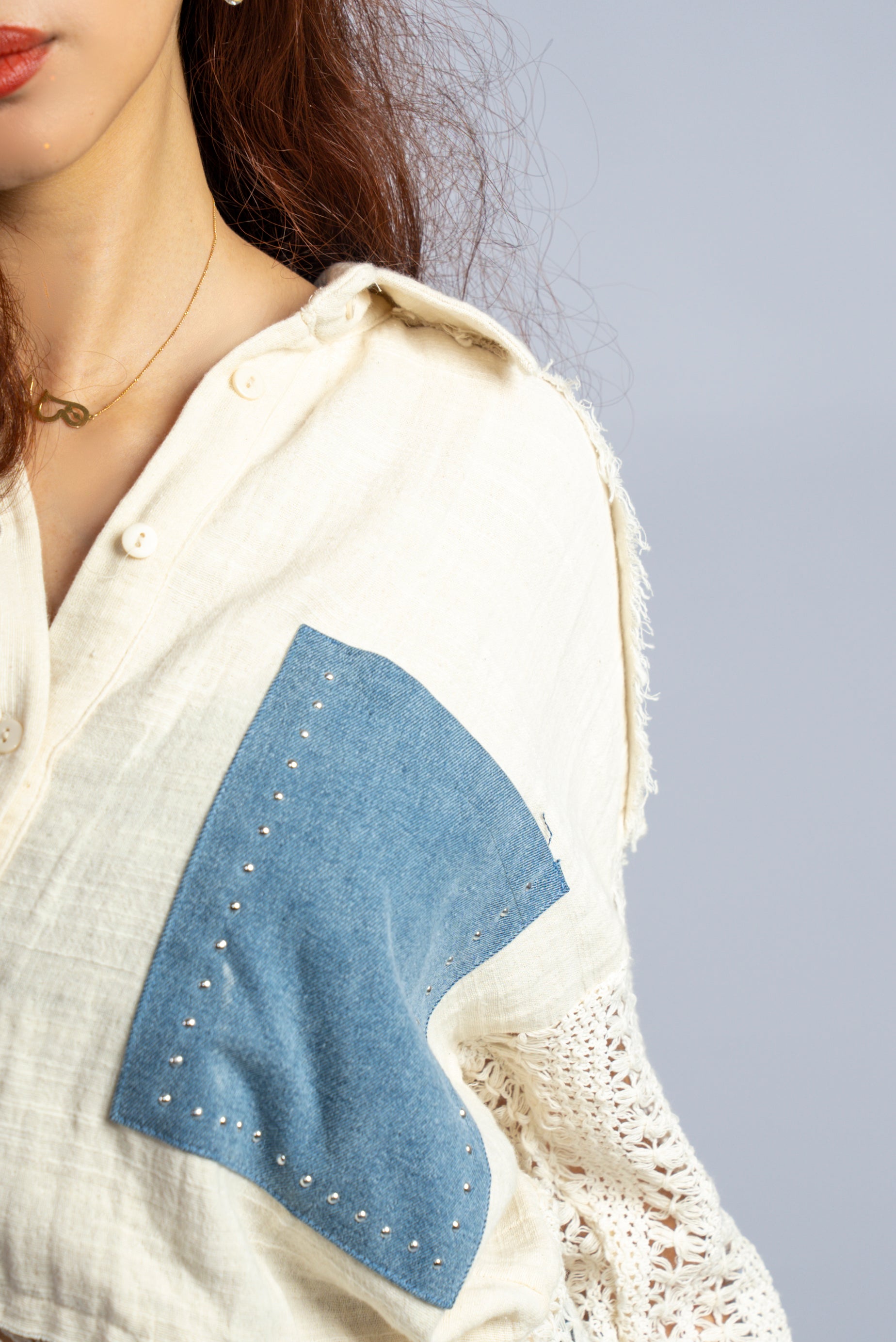 Chemise crème avec poches en jean clair et détails ajourés