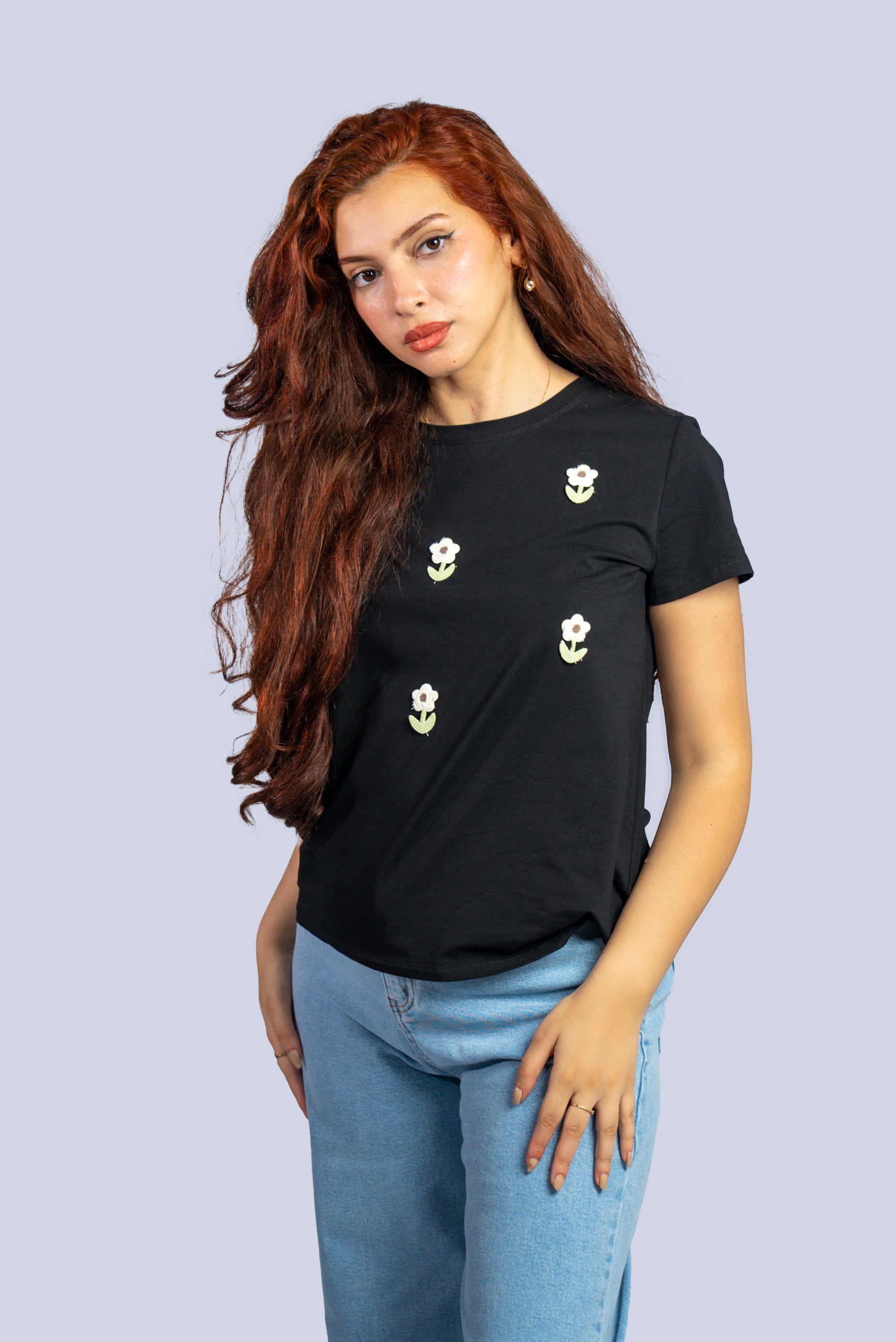 T-shirt décoré de petites fleurs brodées