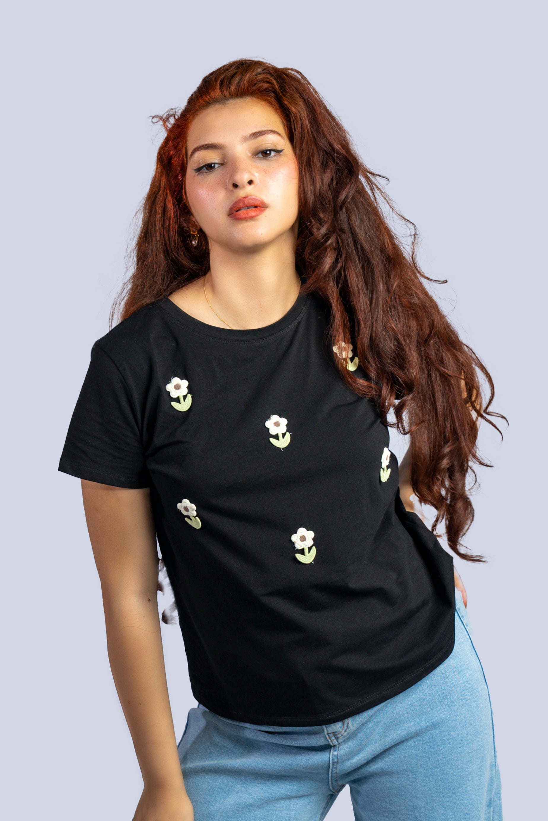 T-shirt décoré de petites fleurs brodées