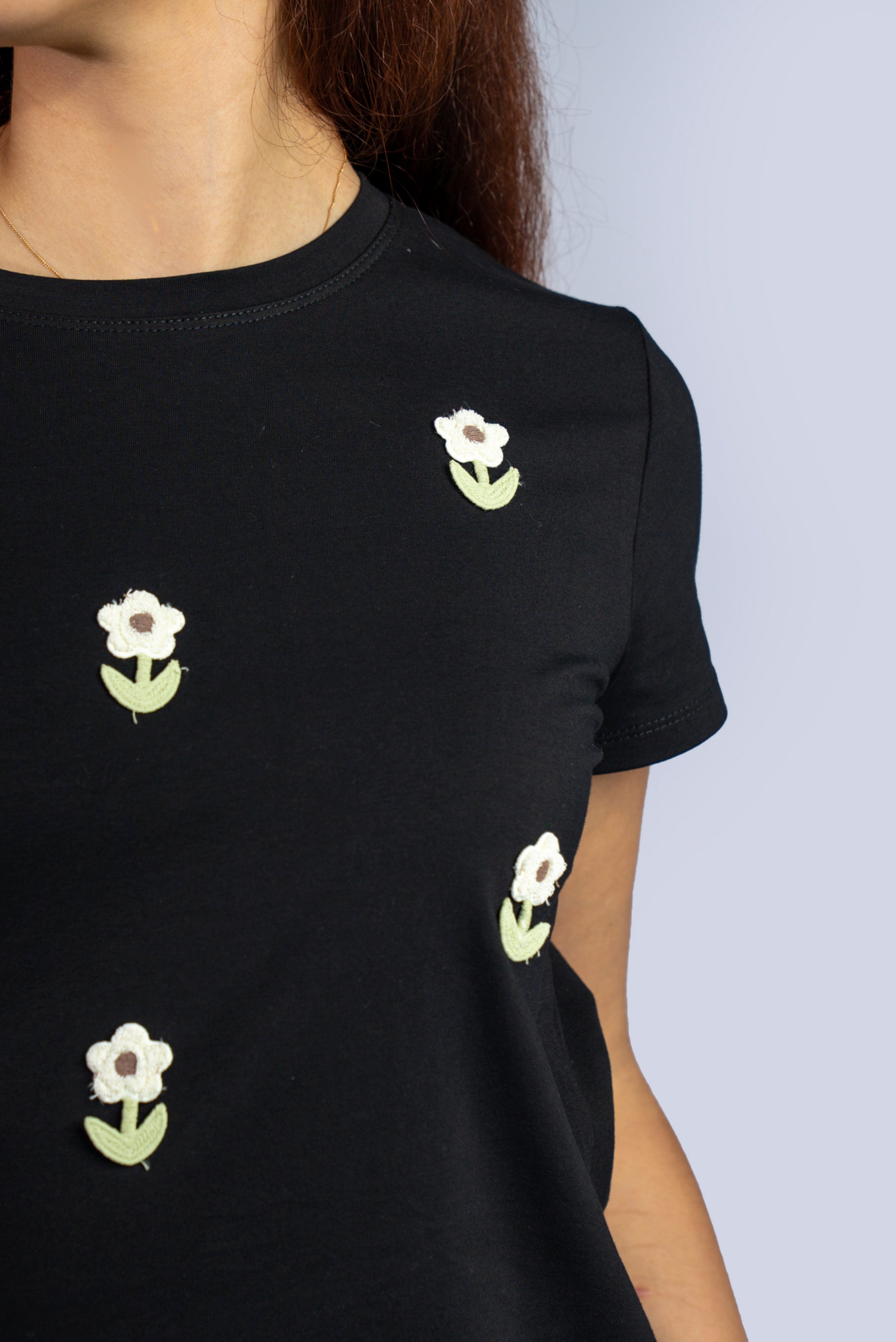 T-shirt décoré de petites fleurs brodées