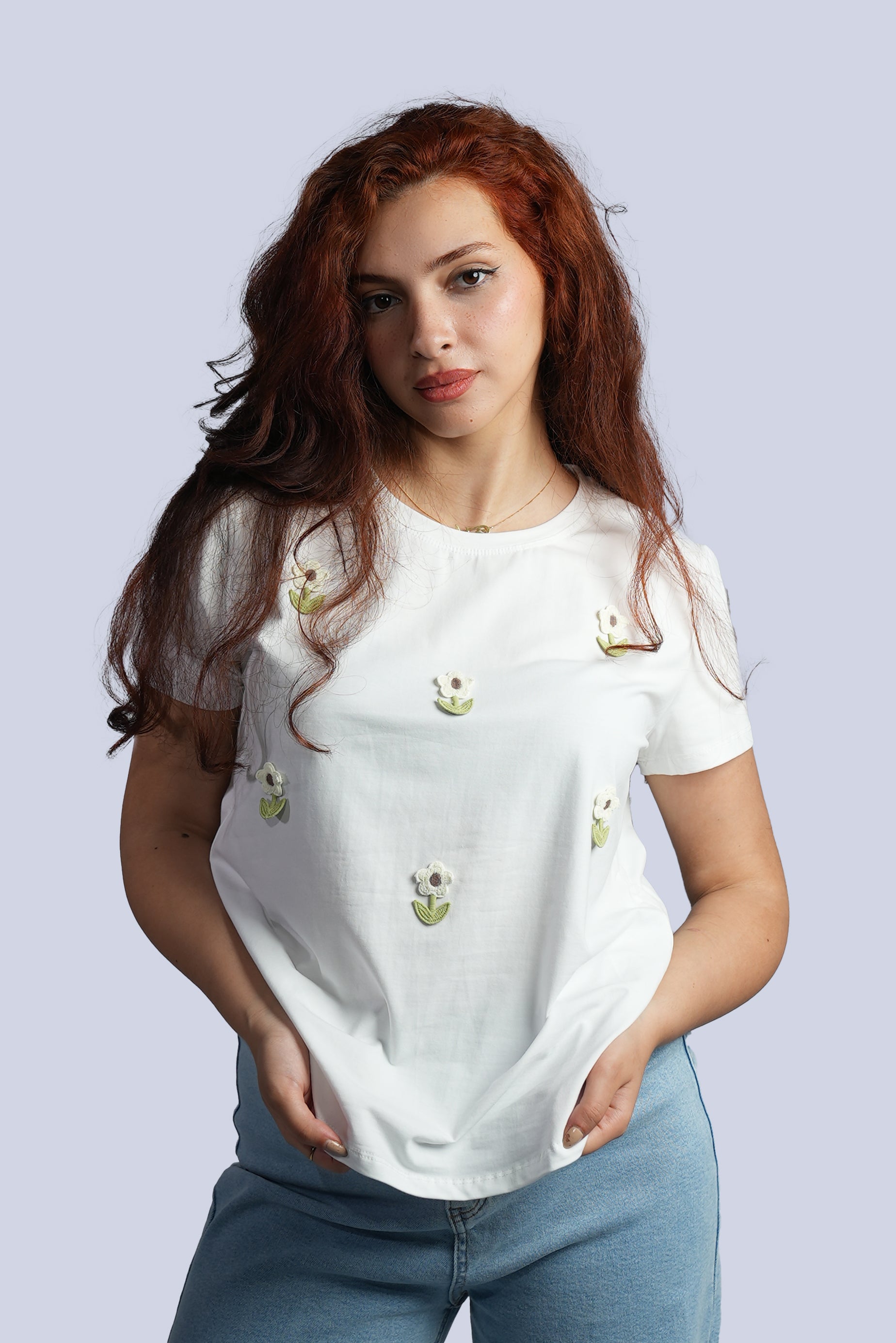T-shirt décoré de petites fleurs brodées