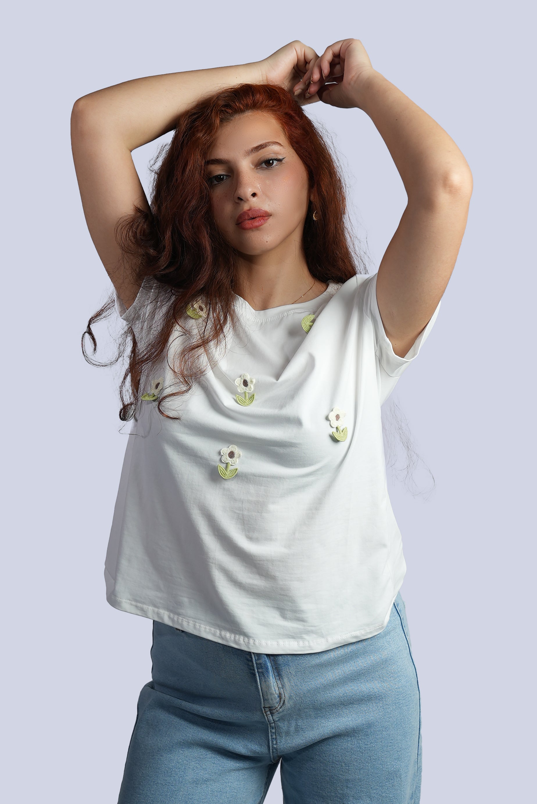 T-shirt décoré de petites fleurs brodées
