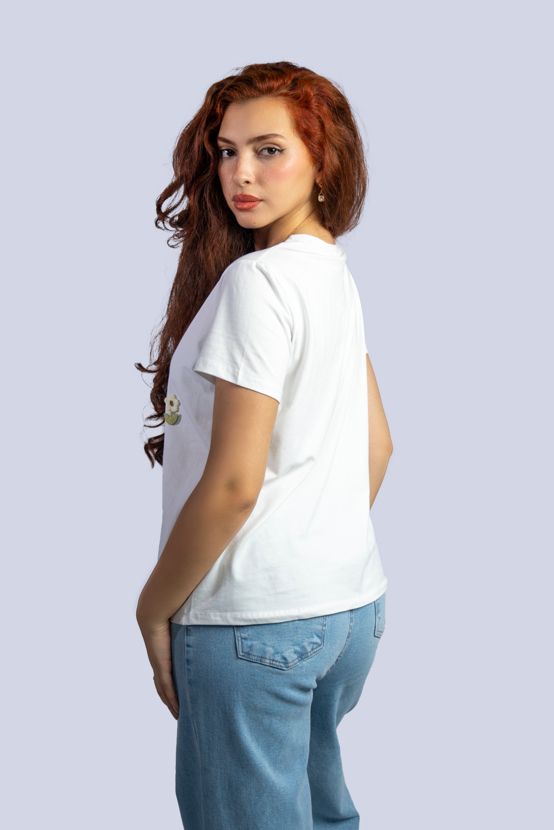 T-shirt décoré de petites fleurs brodées