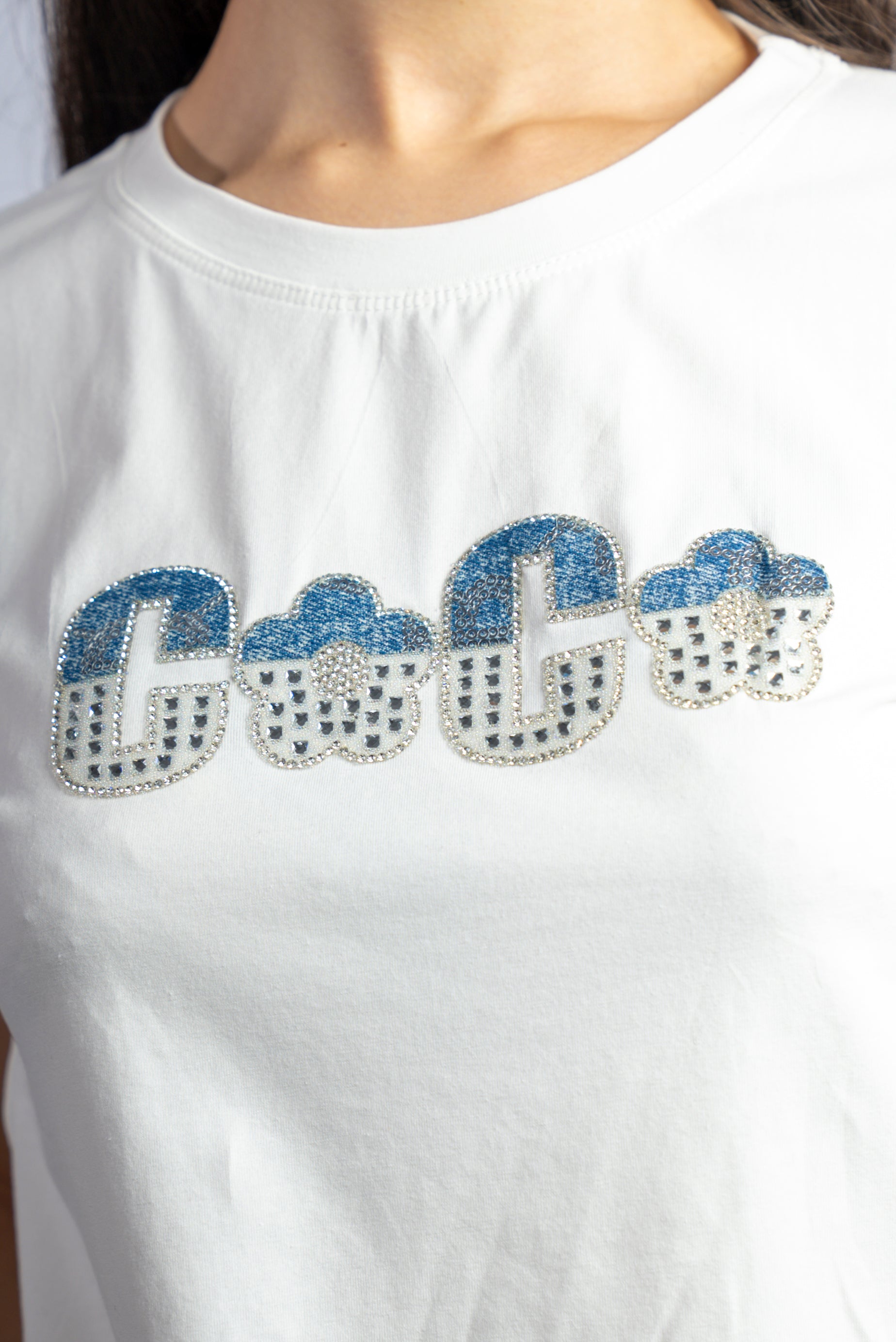 T-shirt noir en strass bleus