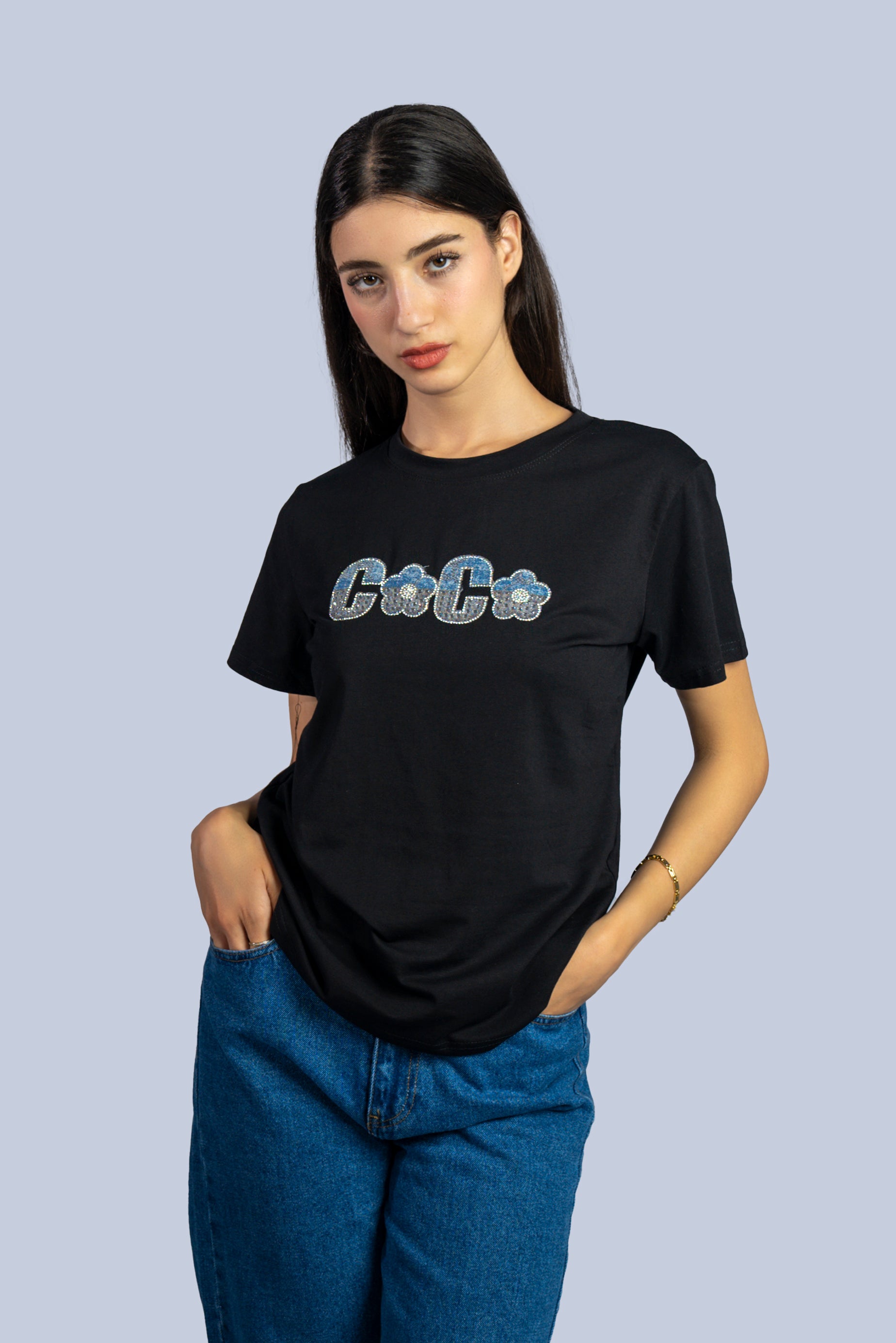 T-shirt noir en strass bleus