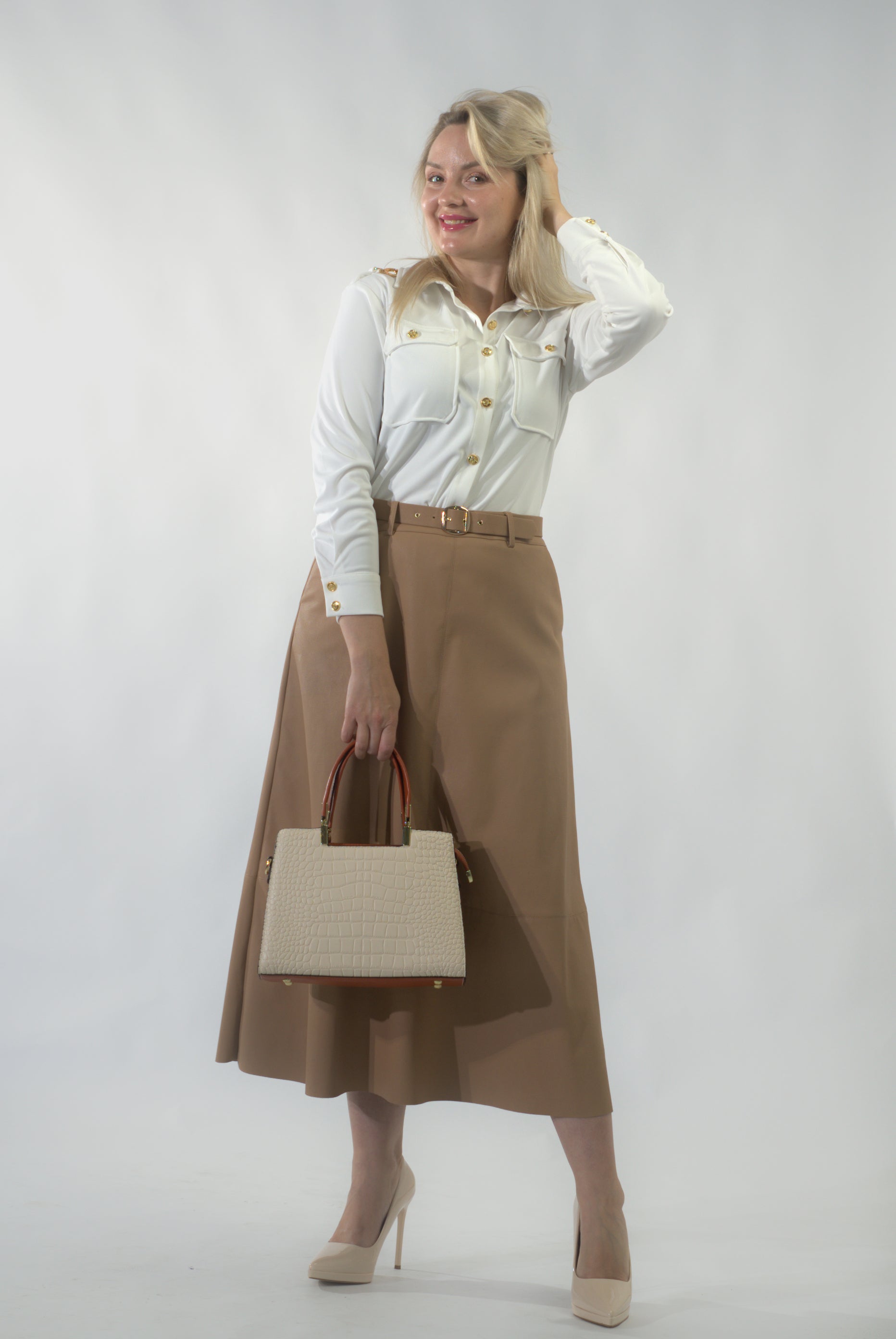 Chemise Blanche Élégante avec Boutons et Épaulettes Dorés (RS CHEMISE RED 24396)