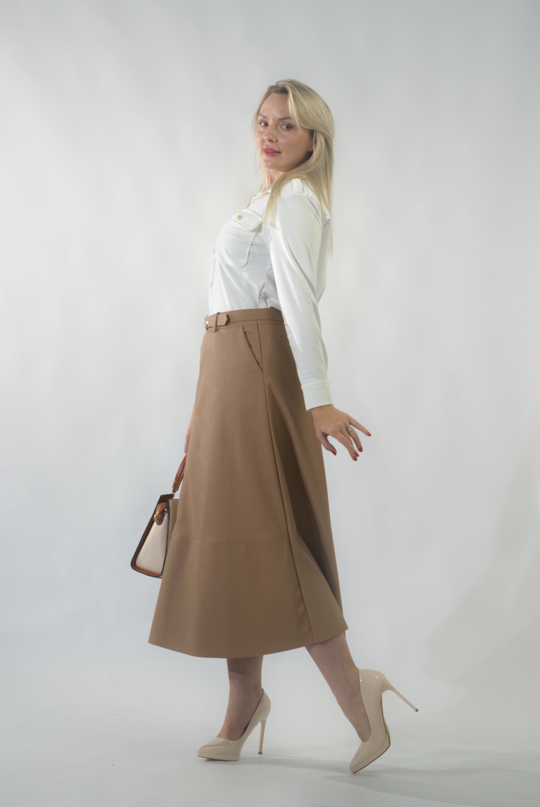 Chemise Blanche Élégante avec Boutons et Épaulettes Dorés (RS CHEMISE RED 24396)